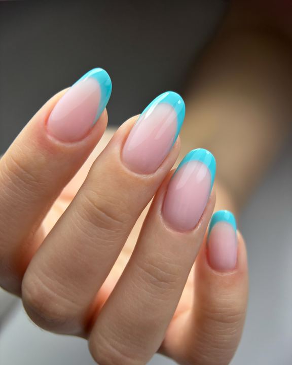 Manicure hybrydowy, francuski wzór w błękicie