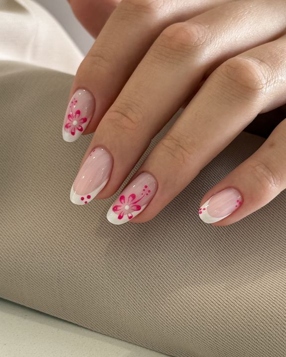 Manicure hybrydowy z kwiatowym wzorem