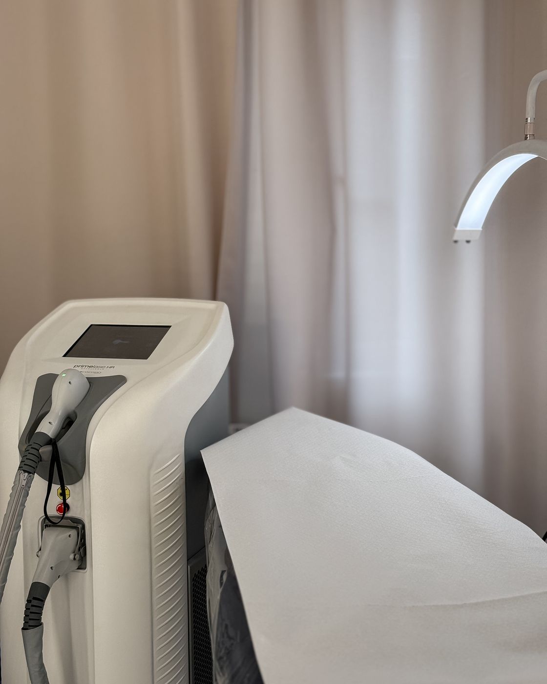 Urządzenie do depilacji laserowej w gabinecie Atelier Piękna